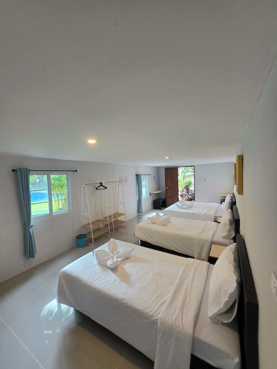 Quadruple Room, Non Smoking | Desk, WiFi (free), bed sheets
