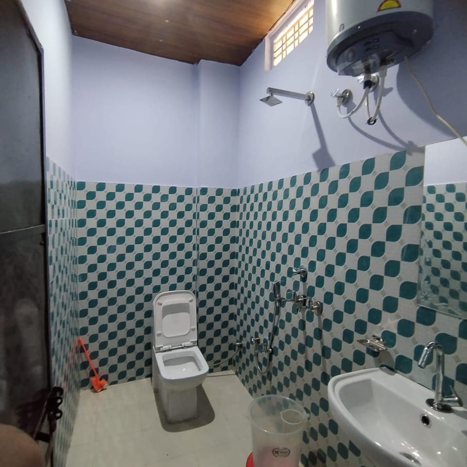 Deluxe Room | Bathroom | Shower, free toiletries, slippers, towels