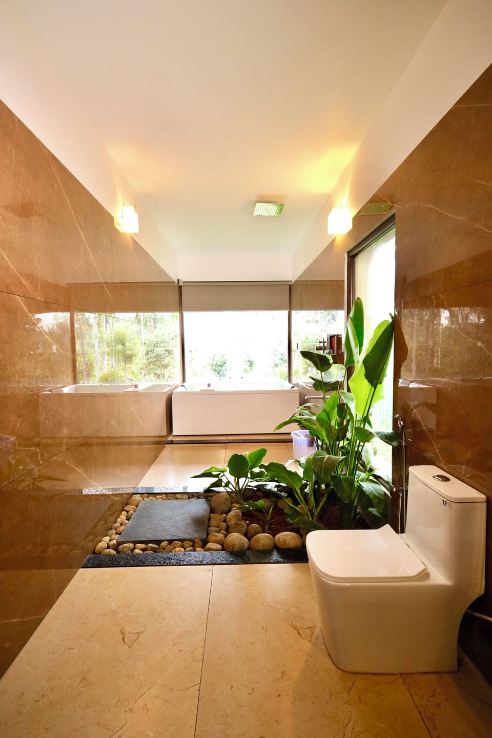 Deluxe Suite, Balcony, Garden View | Bathroom | Free toiletries, towels, soap, shampoo