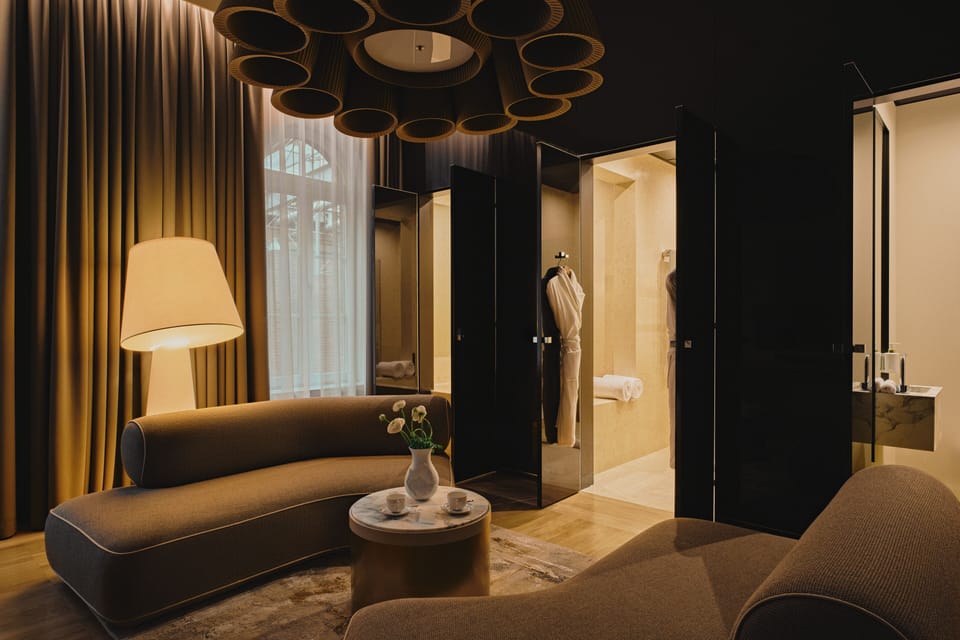Deluxe Double Room | Living area