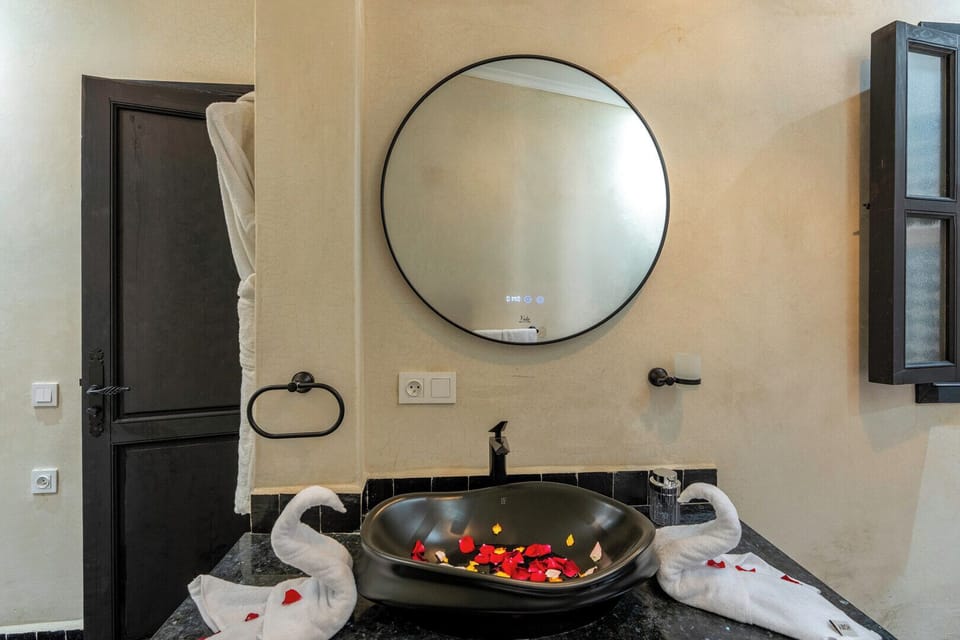 Deluxe Twin Room, 2 Twin Beds, Non Smoking, Air conditioning | Bathroom | Slippers, soap, shampoo, toilet paper