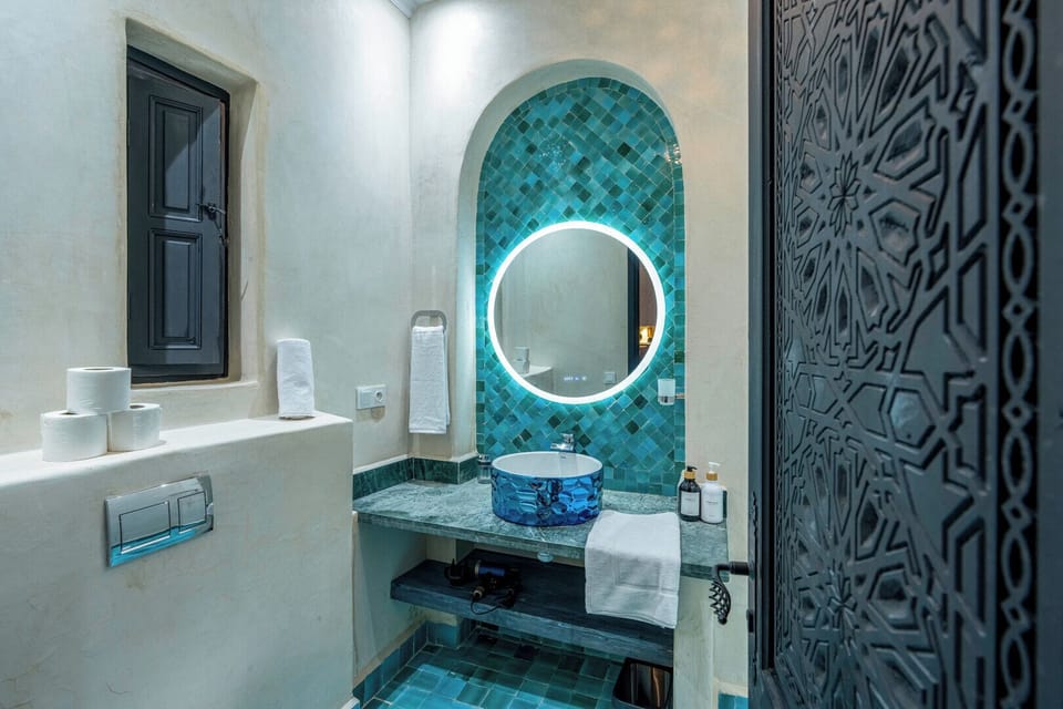 Classic Twin Room, 2 Twin Beds, Non Smoking, Air conditioning | Bathroom | Slippers, soap, shampoo, toilet paper
