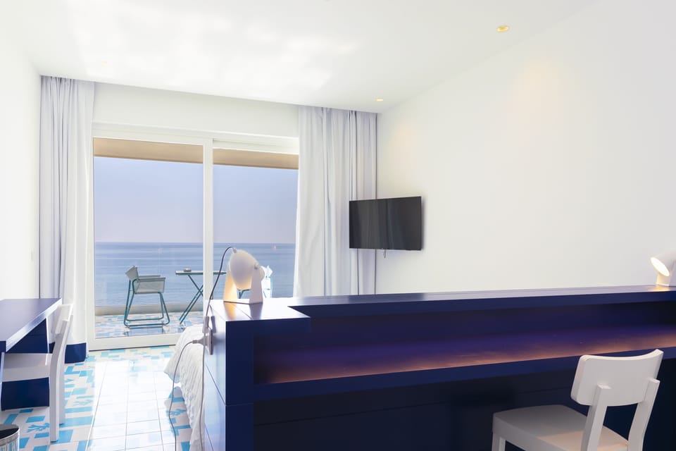 Exclusive Suite, Terrace, Sea View | Hypo-allergenic bedding, minibar, in-room safe, individually decorated