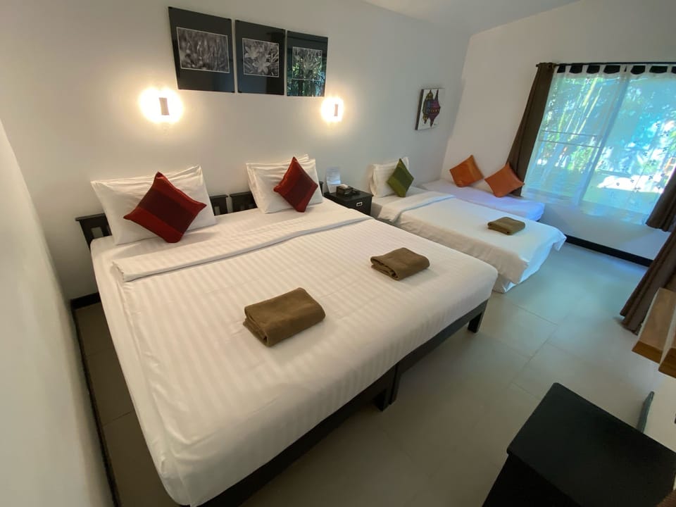 Deluxe Triple Room | Desk, free WiFi