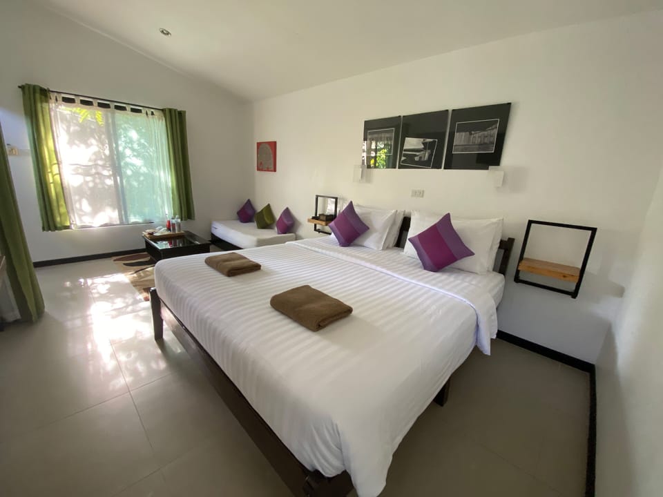 Deluxe Room, Garden View | Desk, free WiFi