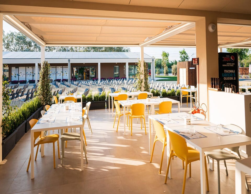 Mobile Home | Outdoor dining
