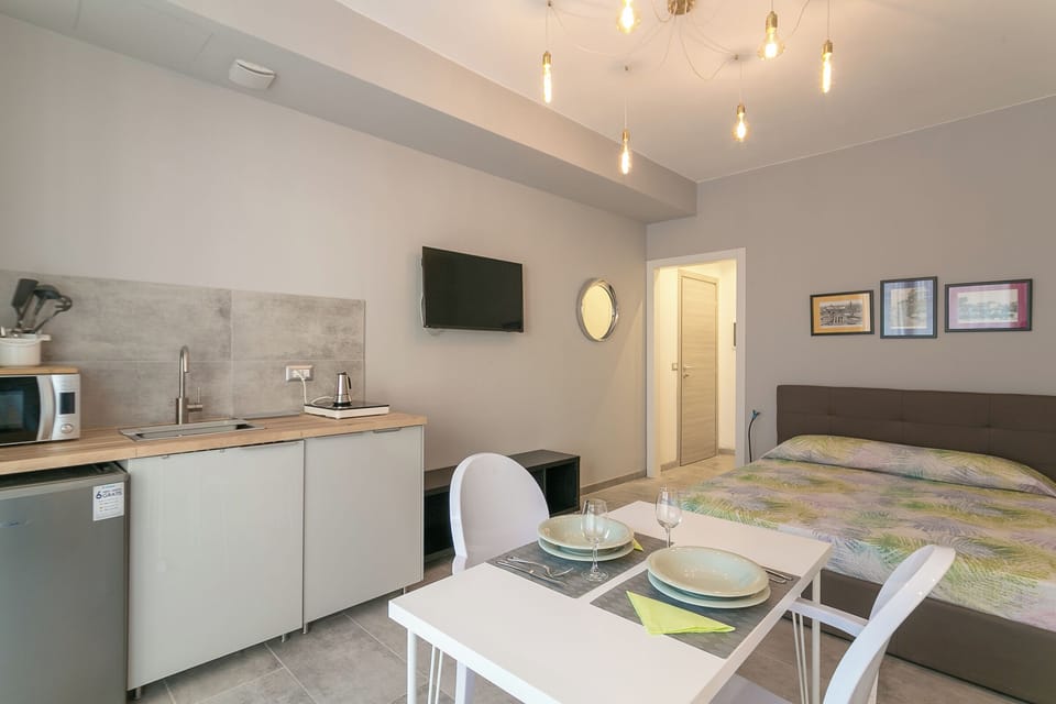 Apartment, 2 Bedrooms, Balcony | Private kitchen | Electric kettle, dining tables