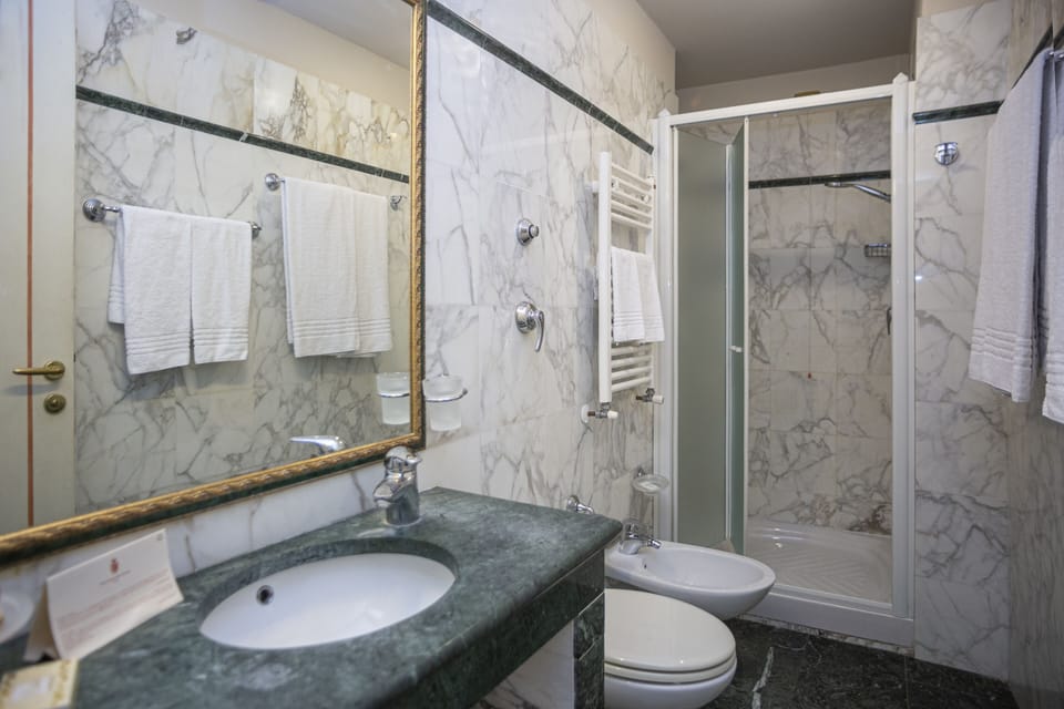Classic Double Room | Bathroom | Combined shower/tub, hair dryer, bidet, towels