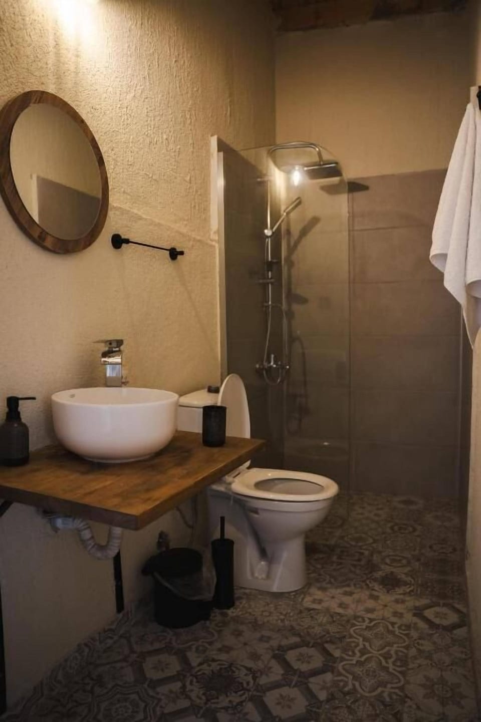 Shower, hair dryer, bathrobes, slippers