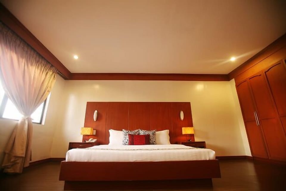 Deluxe Room, 1 King Bed, Non Smoking | Desk, blackout drapes, rollaway beds (surcharge), WiFi (free)