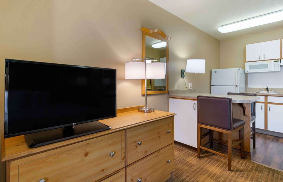 Full-size fridge, microwave, stovetop, coffee/tea maker
