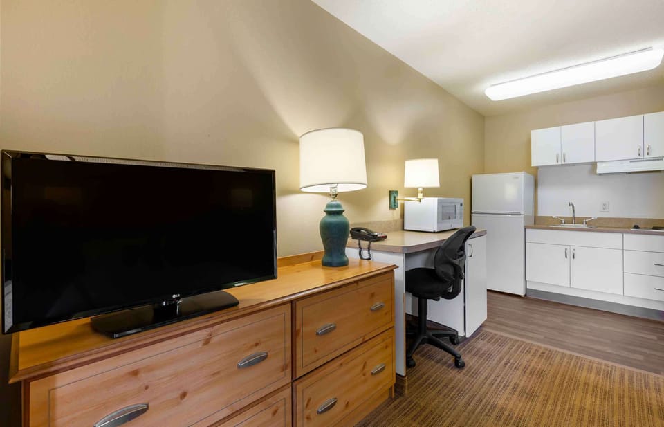 Full-size fridge, microwave, stovetop, coffee/tea maker