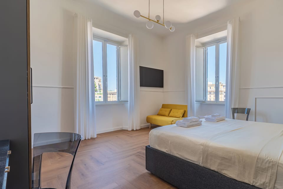 Triple Room, City View | Desk