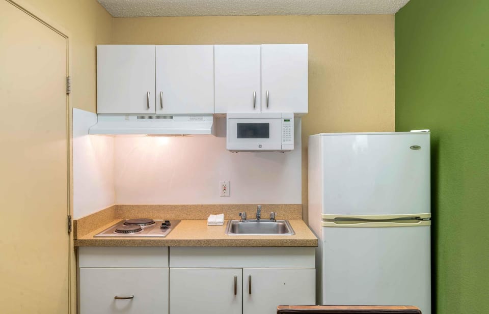 Full-size fridge, microwave, stovetop, coffee/tea maker