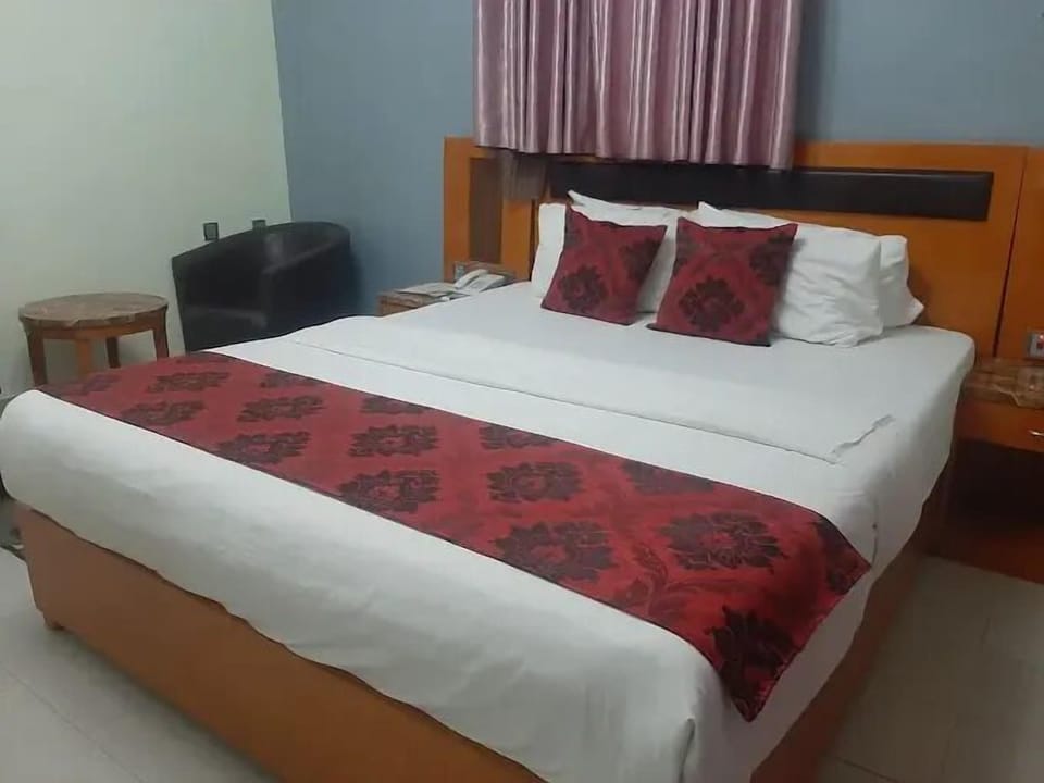 Deluxe Room, Balcony, City View | Desk, laptop workspace, blackout drapes, soundproofing
