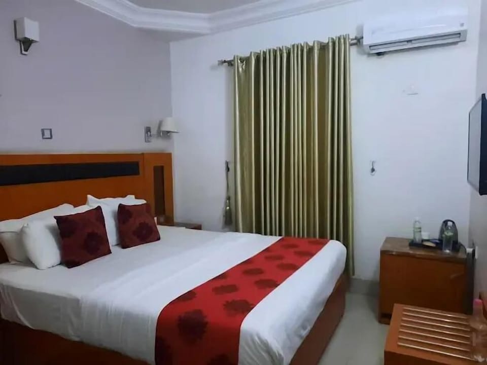 Deluxe Room, Balcony, City View | Desk, laptop workspace, blackout drapes, soundproofing