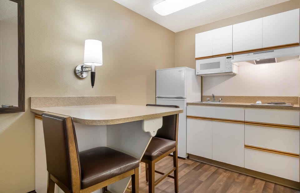 Coffee/tea maker, full-size fridge, microwave, stovetop