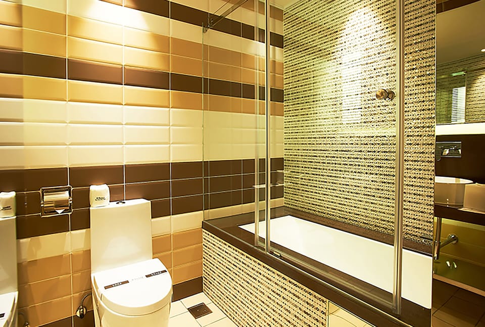 Standard Double Room | Bathroom | Combined shower/tub, hair dryer, slippers, towels