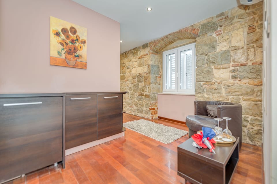 Deluxe Double Room | Living area | Flat-screen TV