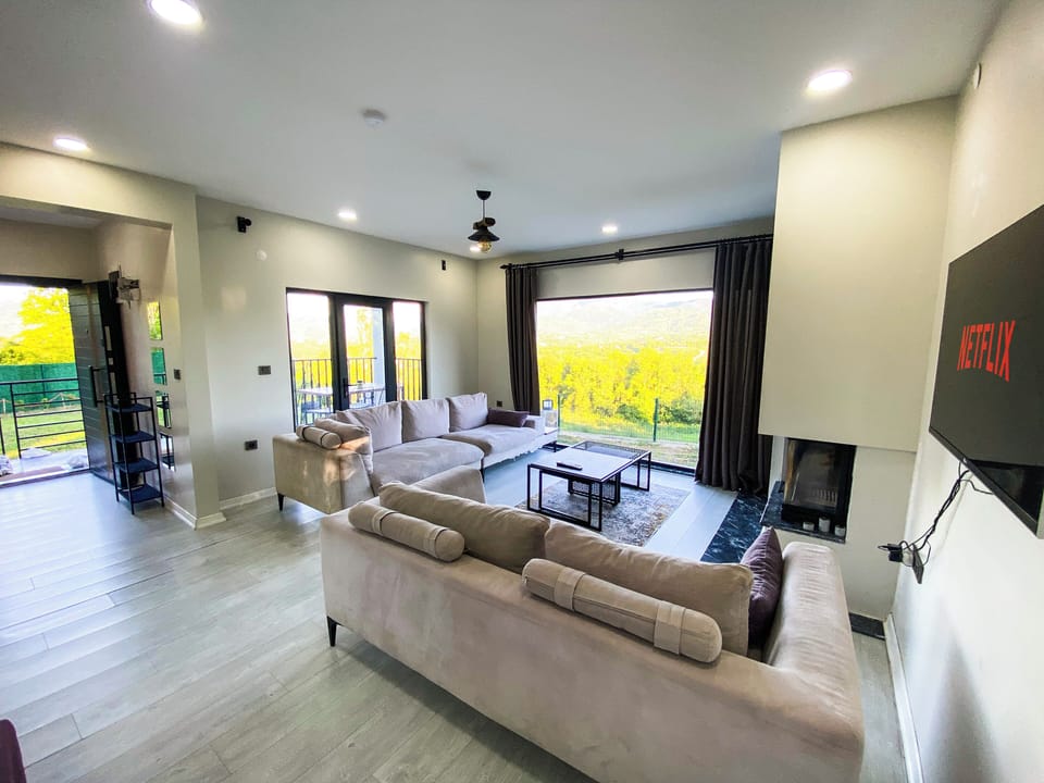Comfort Villa, Balcony, City View | Premium bedding, iron/ironing board, bed sheets