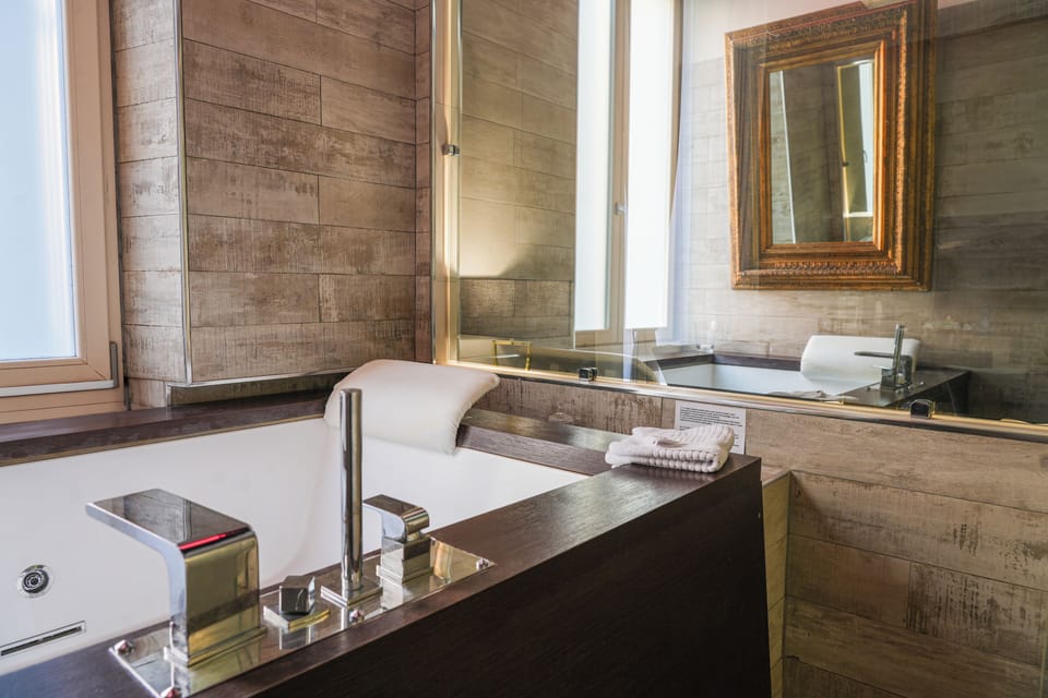 Prestige Suite | Bathroom | Jetted tub, rainfall showerhead, free toiletries, hair dryer