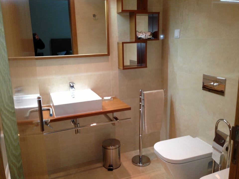 Basic Double Room, 1 Double Bed, Private Bathroom | Bathroom | Free toiletries, hair dryer, towels