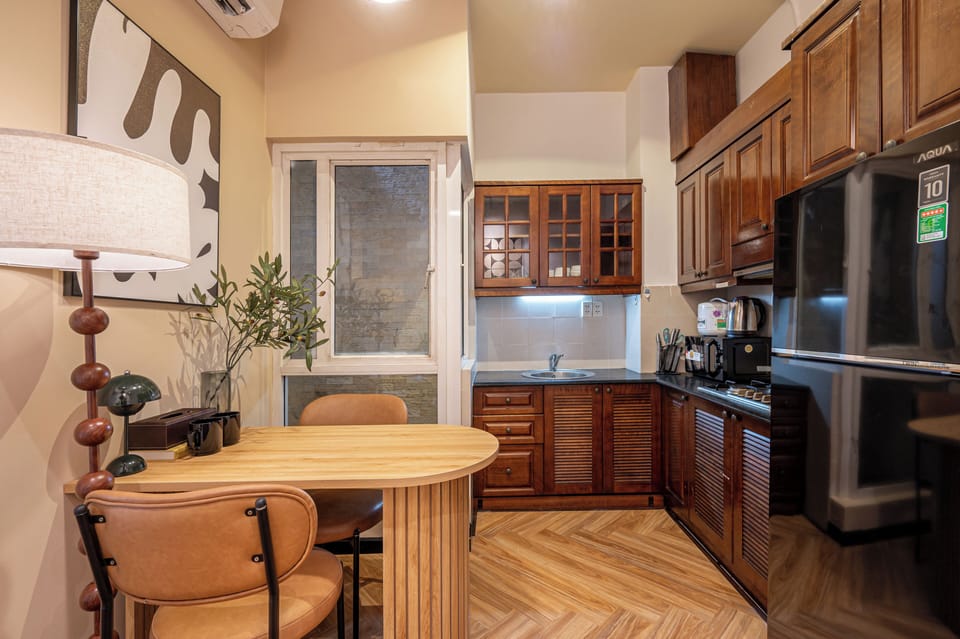 Deluxe Suite, City View | Private kitchen