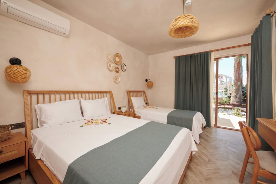 Deluxe Triple Room, Sea View | Bed sheets