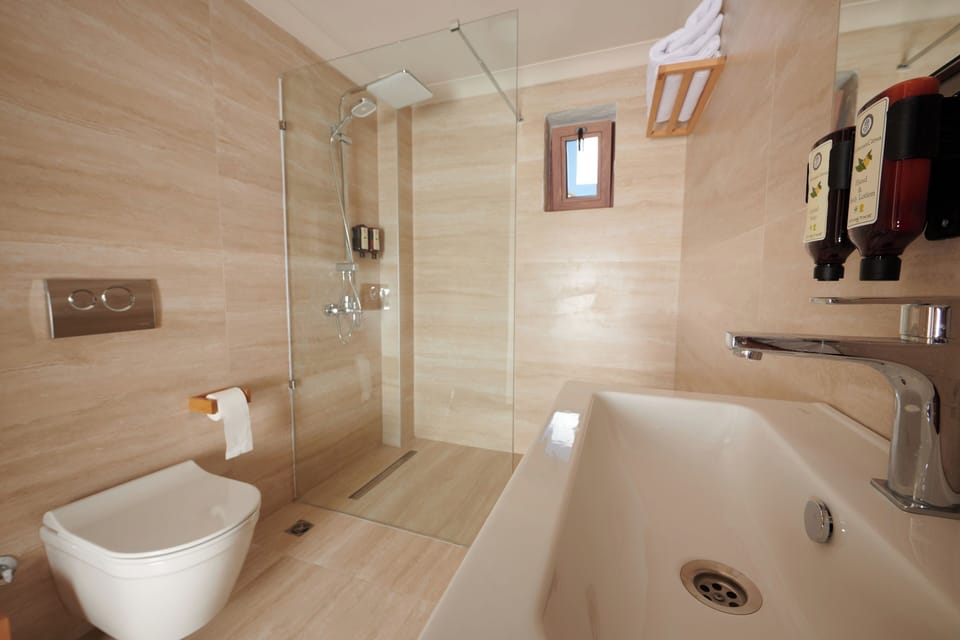 Deluxe Triple Room, Sea View | Bathroom | Shower, towels, soap, shampoo