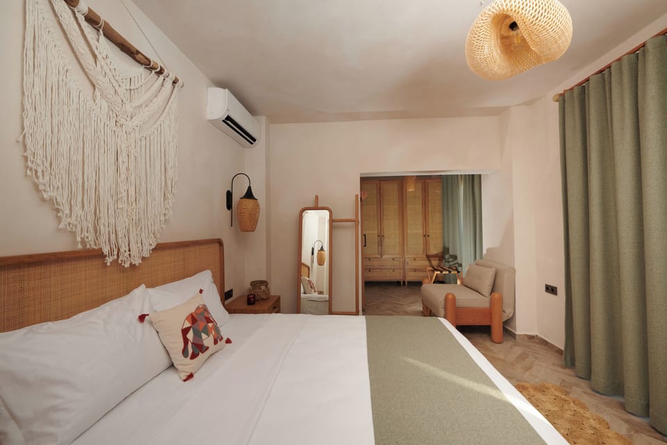 Superior Double Room, Sea View | Bed sheets