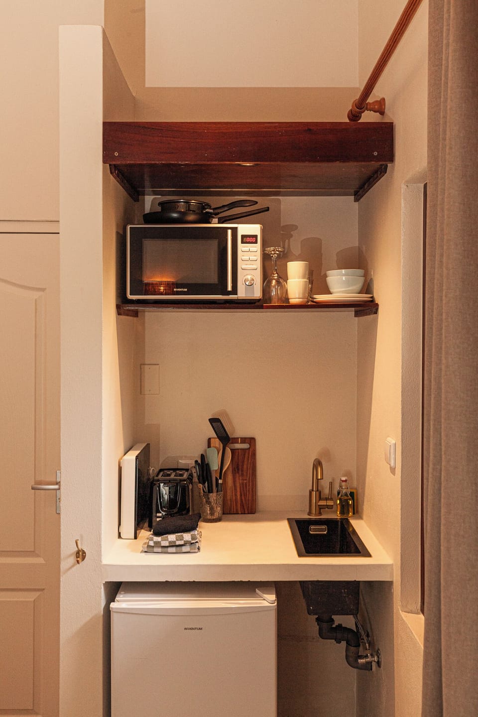Standard Room, 1 King Bed | Private kitchen | Microwave