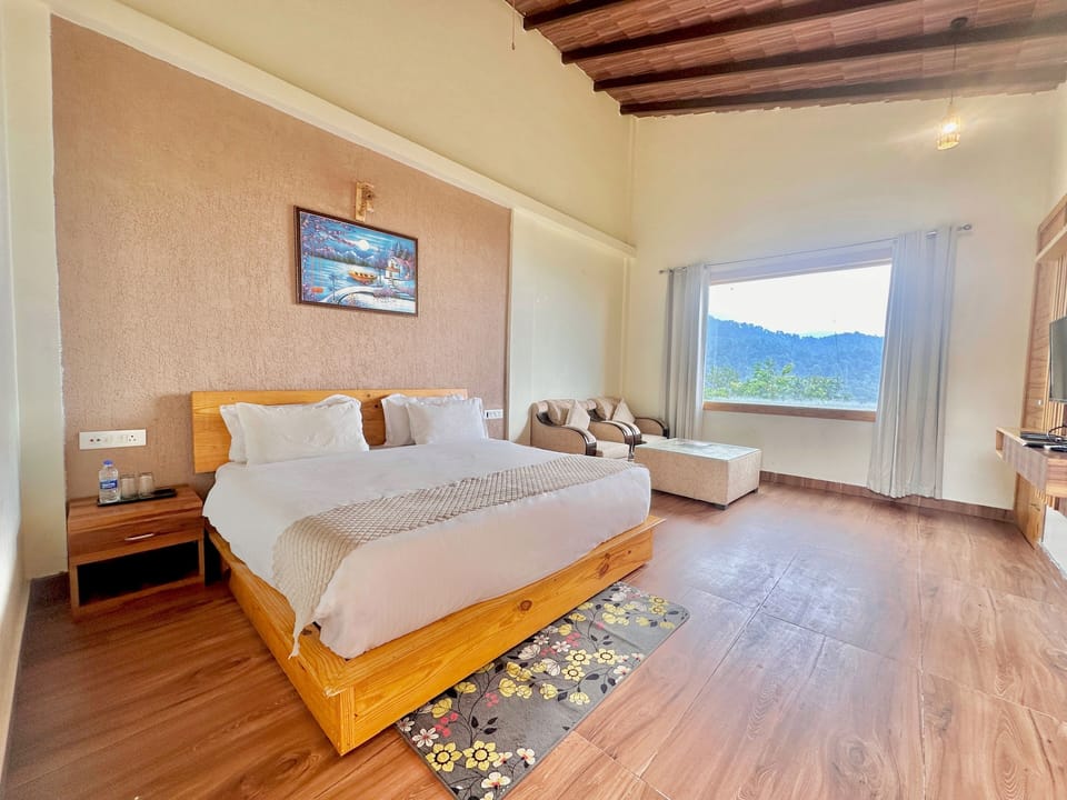 Premium Room | Egyptian cotton sheets, premium bedding, desk, laptop workspace