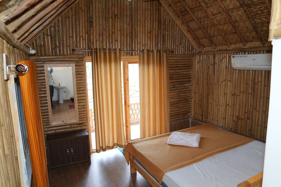 Family Room, Multiple Beds | WiFi (free), bed sheets