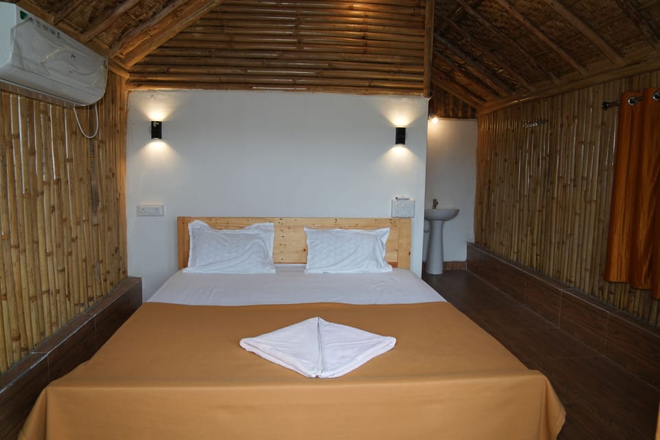 Deluxe Double Room, 1 King Bed, Garden View, Garden Area | WiFi (free), bed sheets