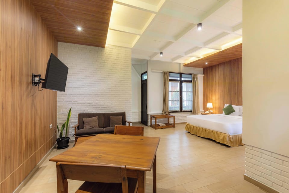 Junior Studio Suite | Desk, laptop workspace, free WiFi, bed sheets