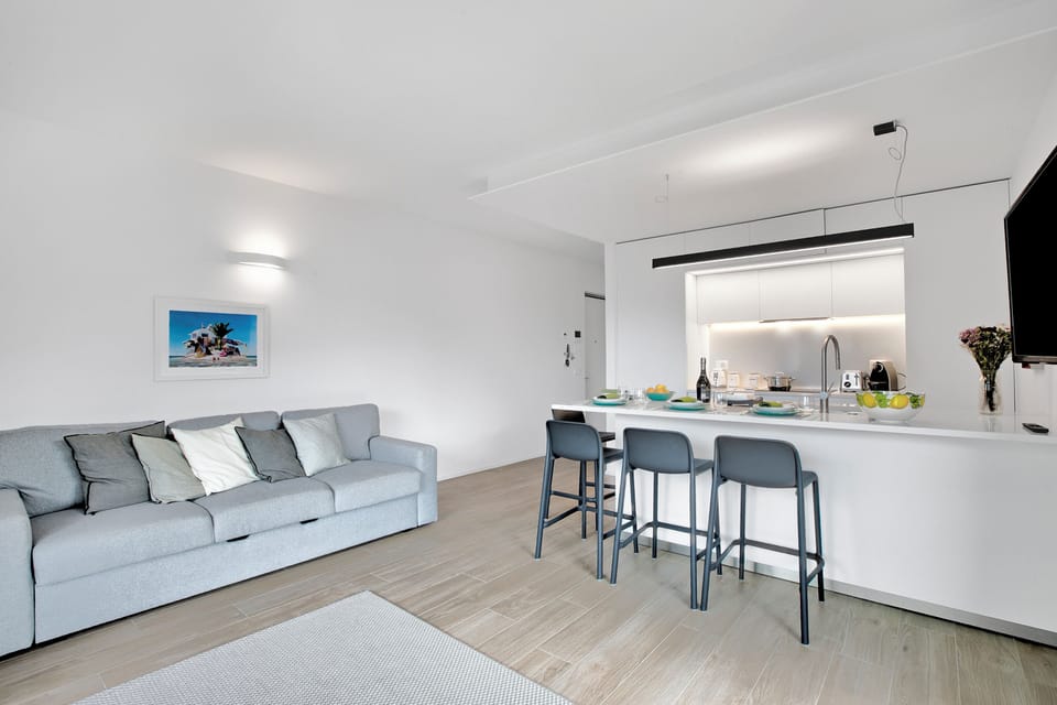 Family Apartment, Multiple Bedrooms, 2 Bathrooms (Sole E Lago) | Living area | 21-inch TV with cable channels
