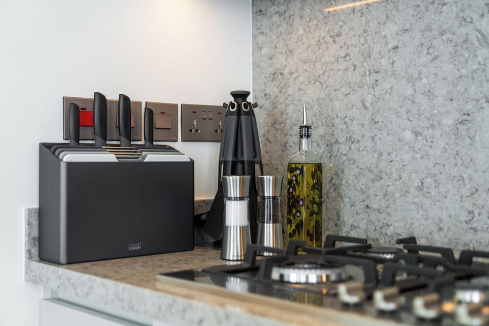 Luxury Apartment, Balcony, Marina View | Private kitchen | Highchair