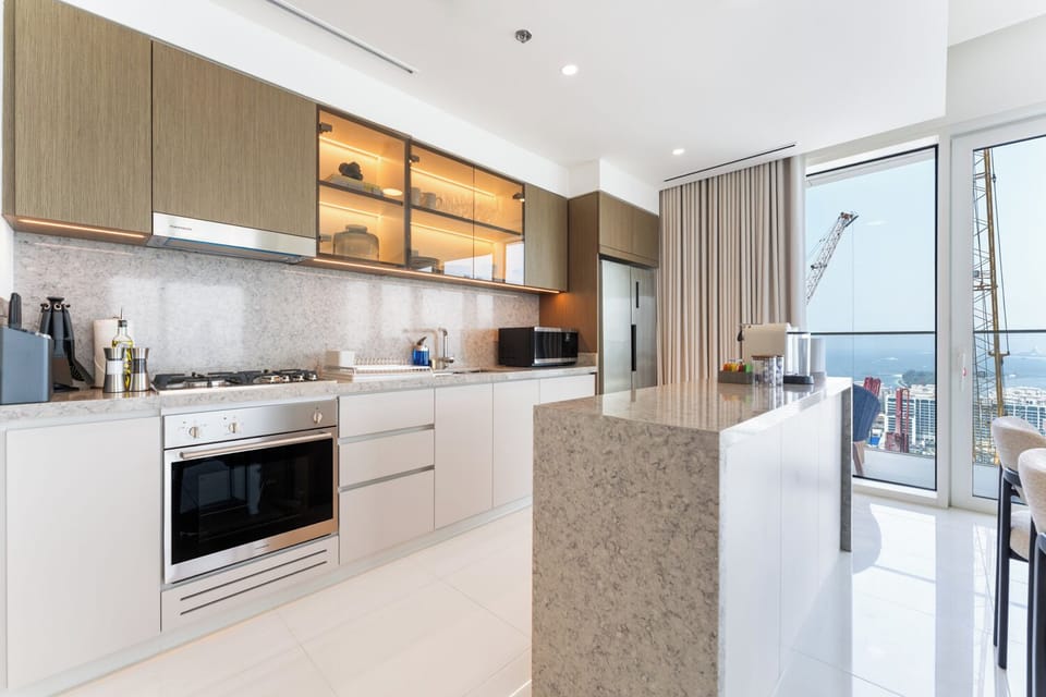 Luxury Apartment, Balcony, Marina View | Private kitchen | Highchair