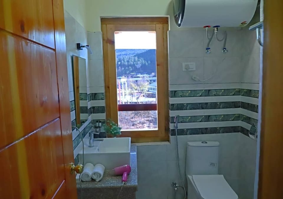 Deluxe Double or Twin Room, Valley View | Bathroom | Free toiletries, hair dryer, slippers, towels