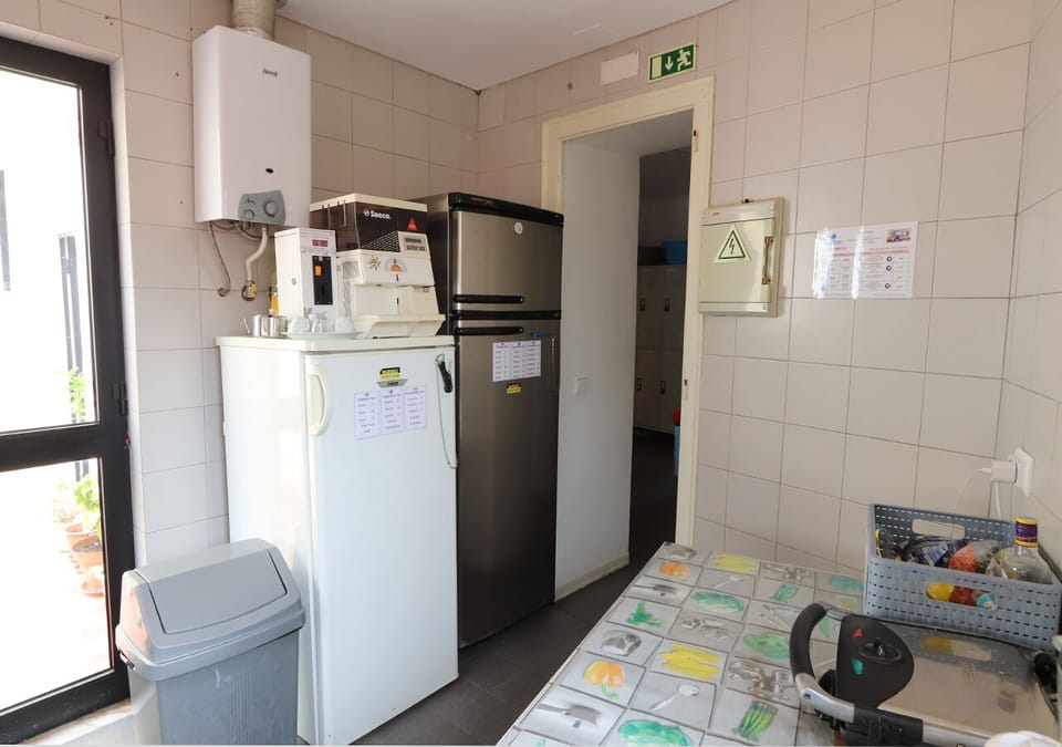 Shared fridge, microwave, cookware/dishes/utensils