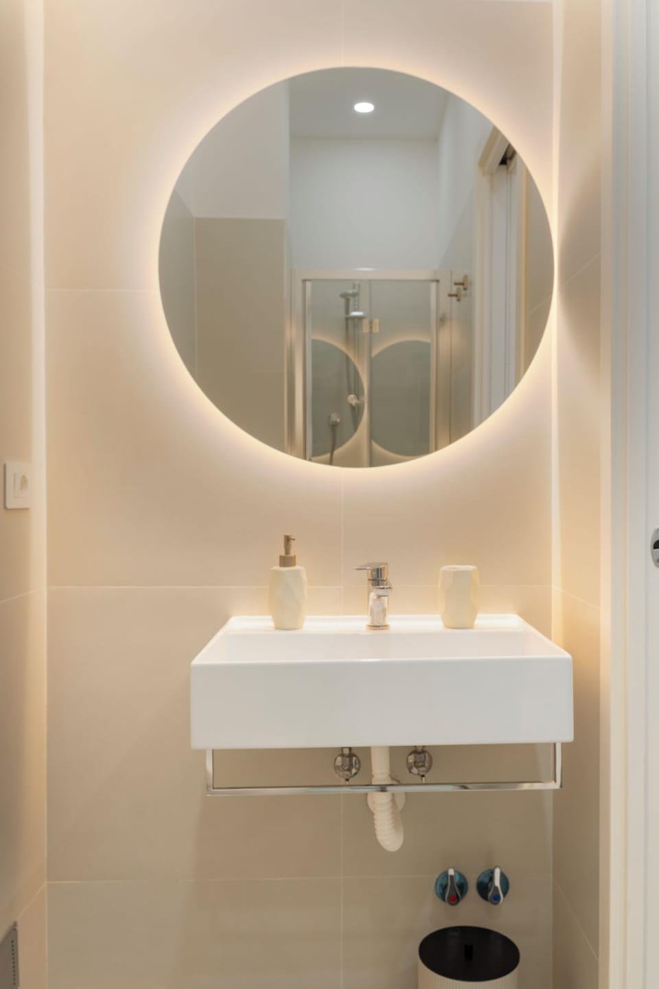 Comfort Room, 1 Queen Bed | Bathroom sink