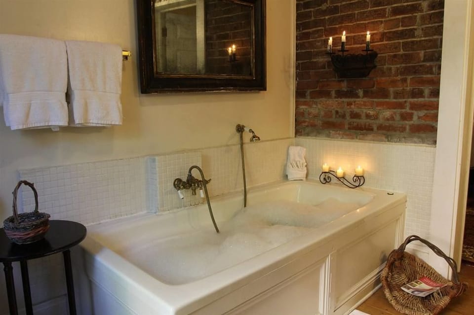 Luxury Room | Deep soaking bathtub