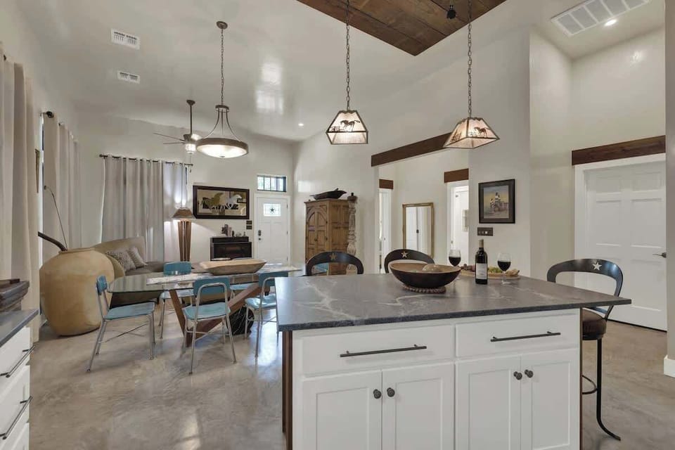 House, Multiple Beds, Hot Tub, Garden View (211 E Travis) | Dining