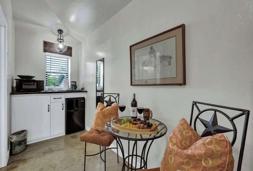 House, Multiple Beds, Hot Tub, Garden View (211-+213  ETravis - Combo) | Dining
