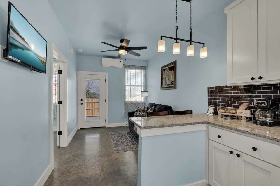 House, 1 King Bed, Hot Tub, Garden View (1472 W Live Oak #2) | Interior