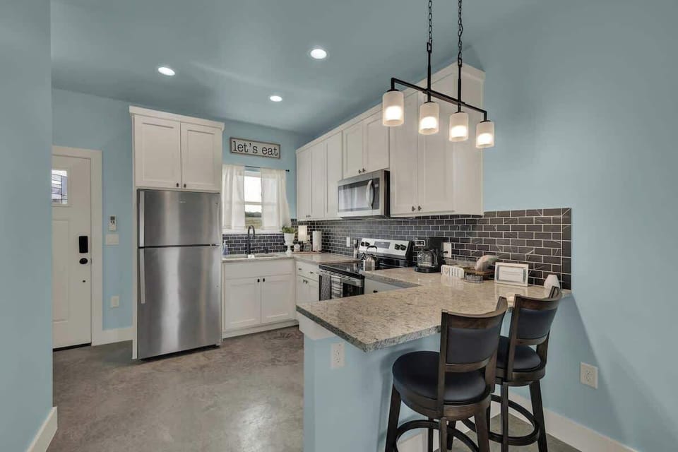 House, 1 King Bed, Hot Tub, Garden View (1472 W Live Oak #3) | Private kitchen