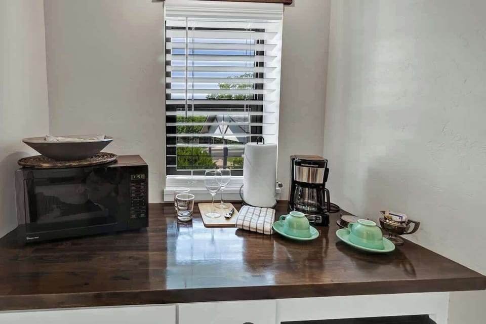 House, 1 King Bed, Kitchen, Garden View (213 E Travis - Tejas Unit B) | Interior
