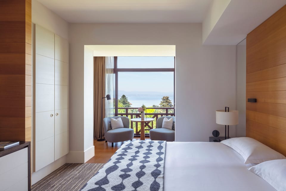 Deluxe Room, Lake View | Minibar, in-room safe, desk, soundproofing