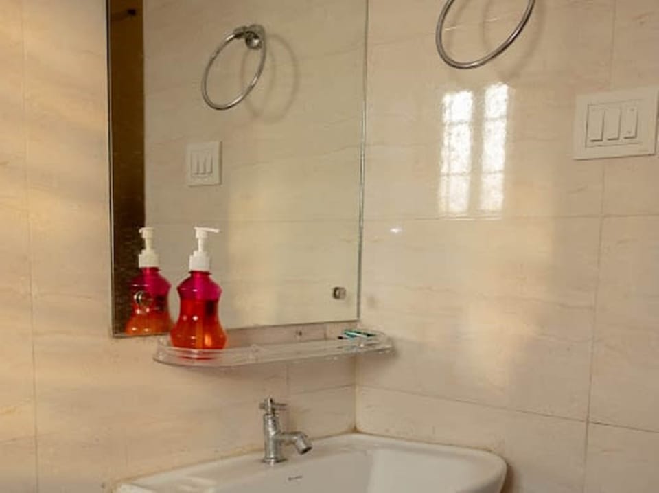 Deluxe Double Room | Bathroom | Shower, free toiletries, towels, soap