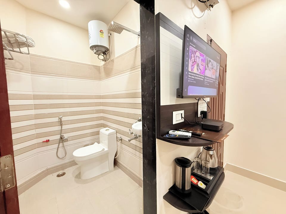 Deluxe Double Room | Bathroom | Shower, slippers, towels, soap
